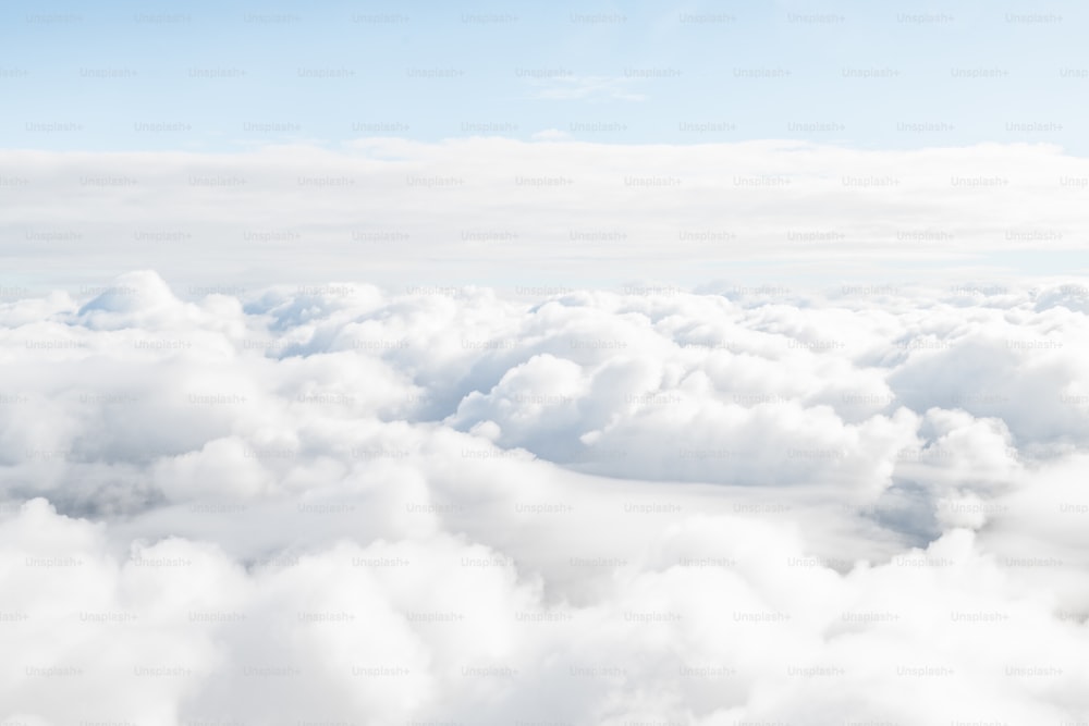 Une vue des nuages depuis un avion