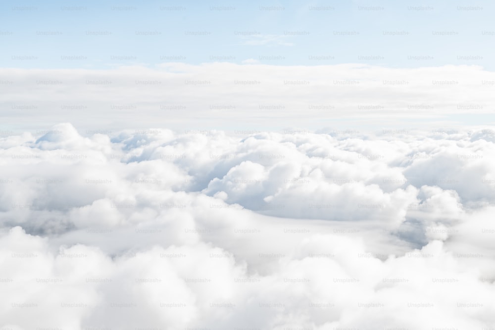 Una vista de las nubes desde un avión