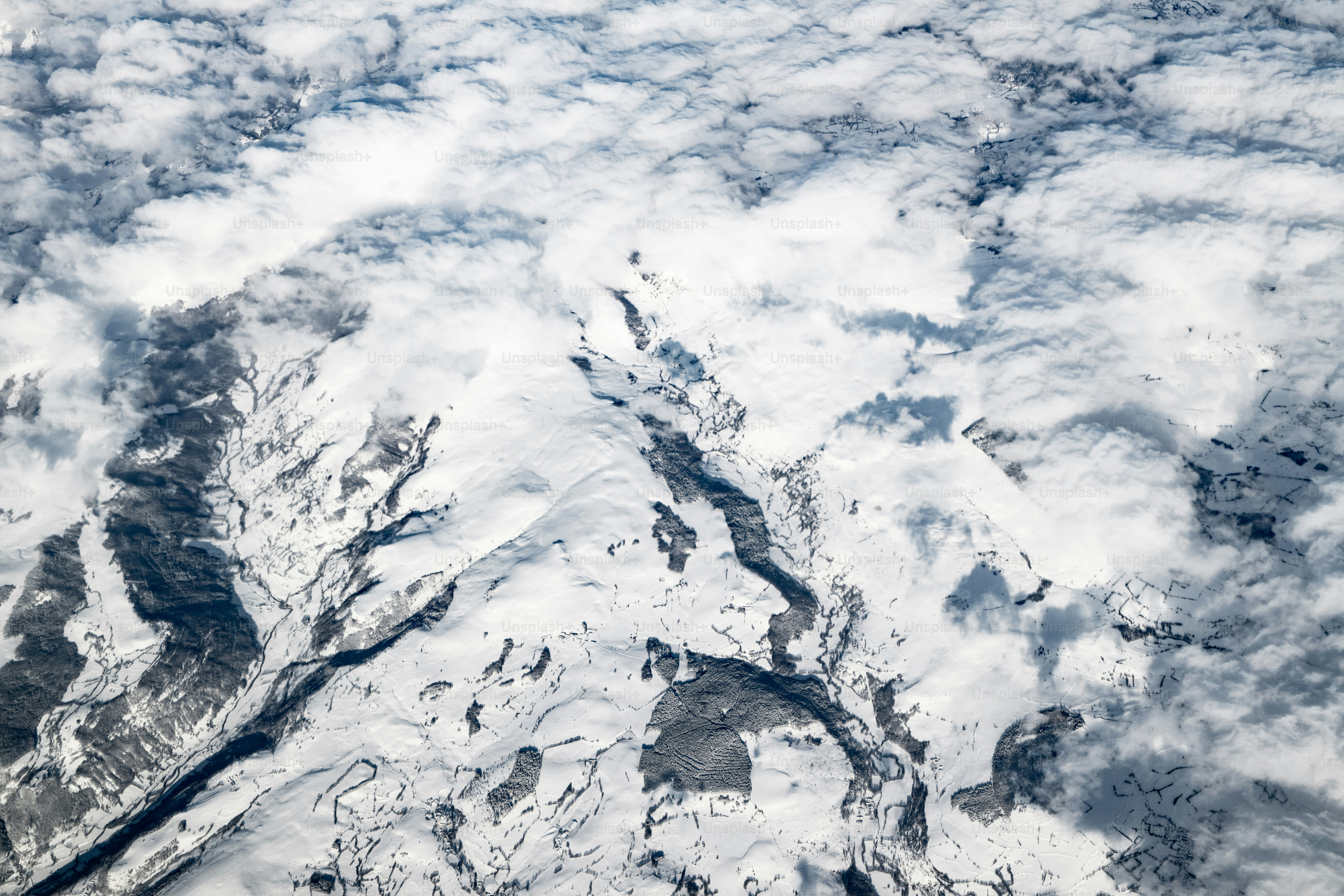 Una vista aérea de una montaña cubierta de nieve
