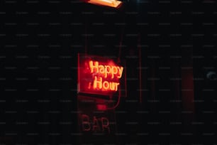 Un letrero de bar de happy hour iluminado en la oscuridad