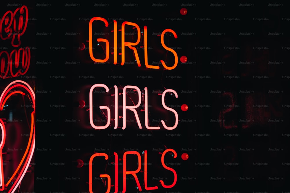 Eine Leuchtreklame mit der Aufschrift Mädchen, Mädchen, Mädchen