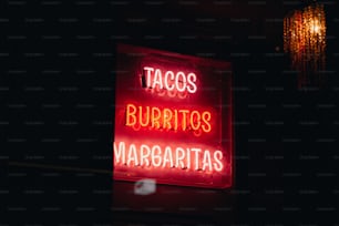 Une enseigne au néon qui dit tacos, burritos, margaritas
