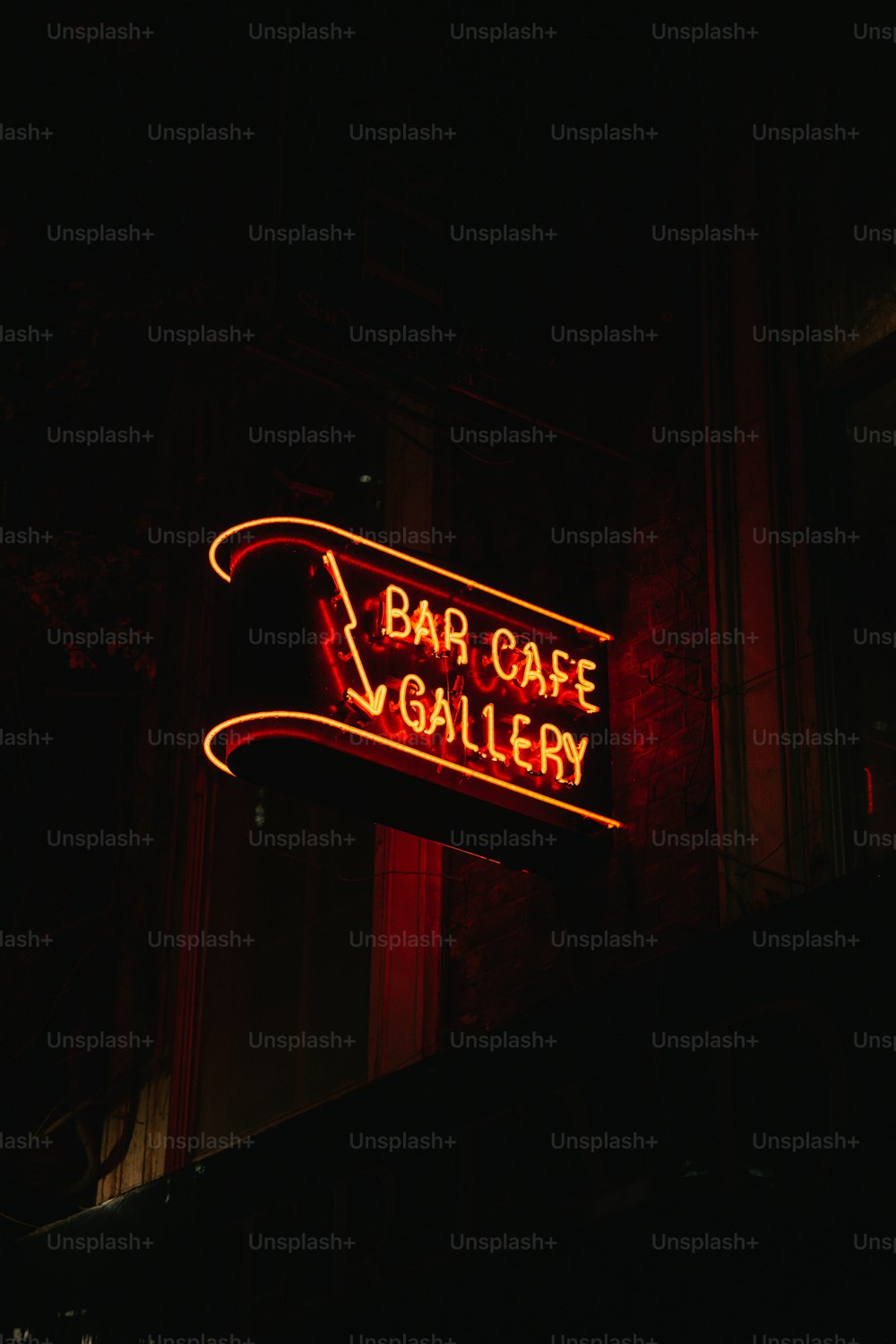 Eine Leuchtreklame mit der Aufschrift Bar Café Gallery