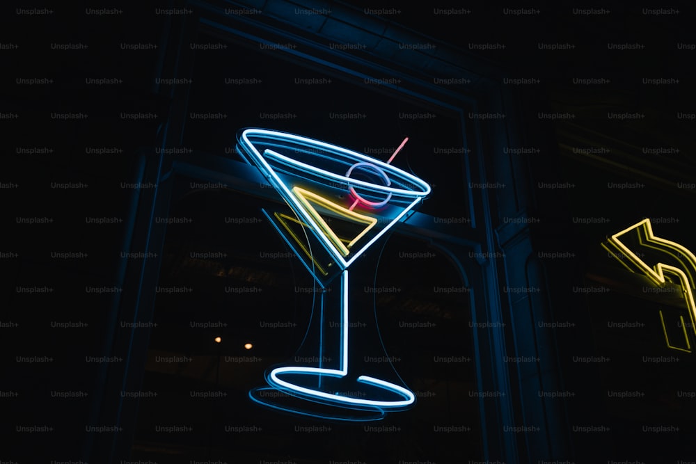 eine Leuchtreklame mit einem Martini darin