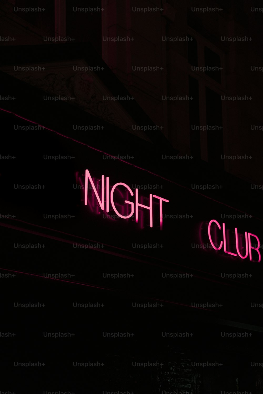 Un'insegna al neon che legge Night Club