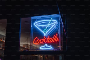 Une enseigne au néon qui dit des cocktails dans un verre