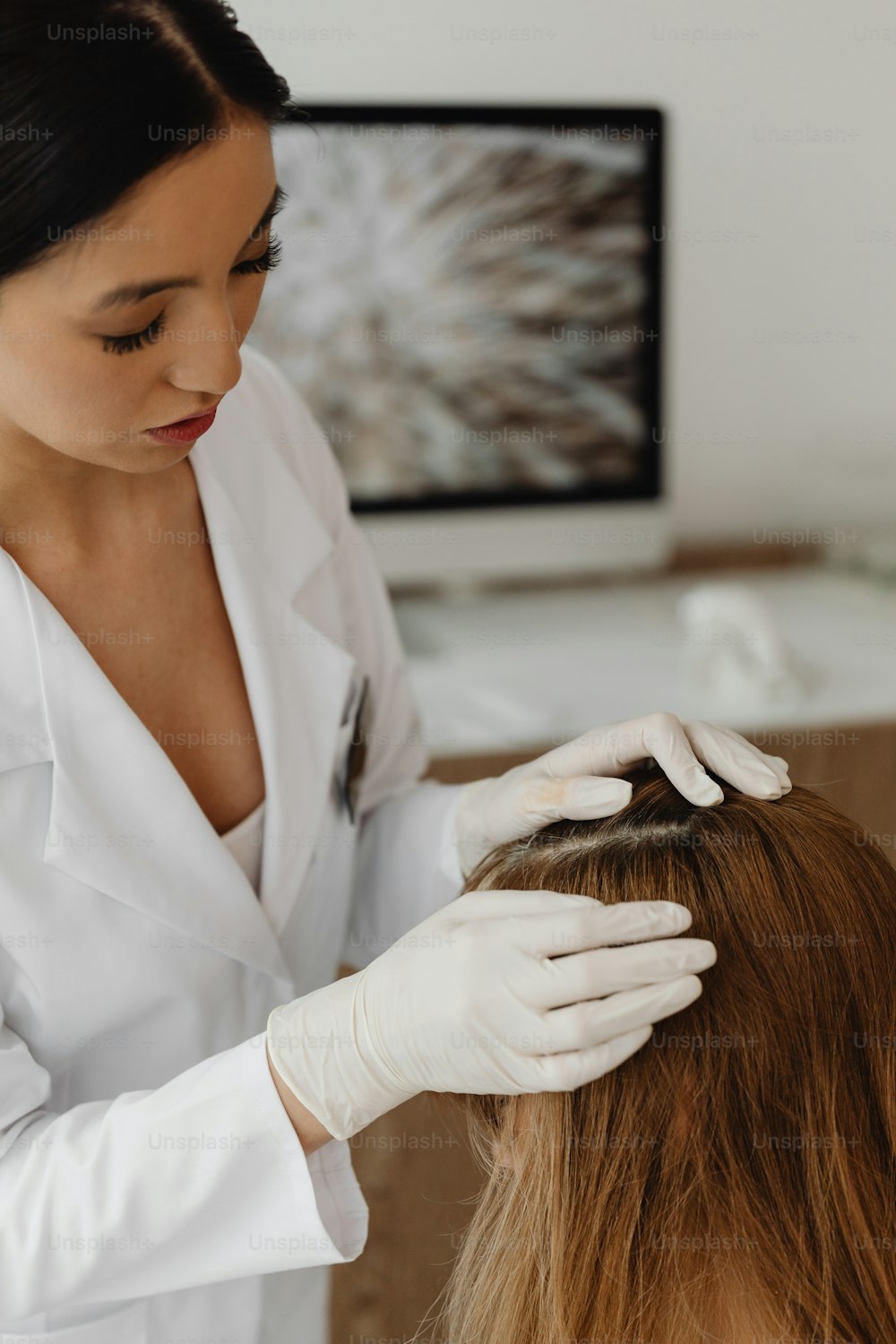 uma mulher cortando o cabelo por um cabeleireiro