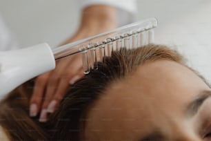Eine Frau, die sich von einem Friseur die Haare bürsten lässt