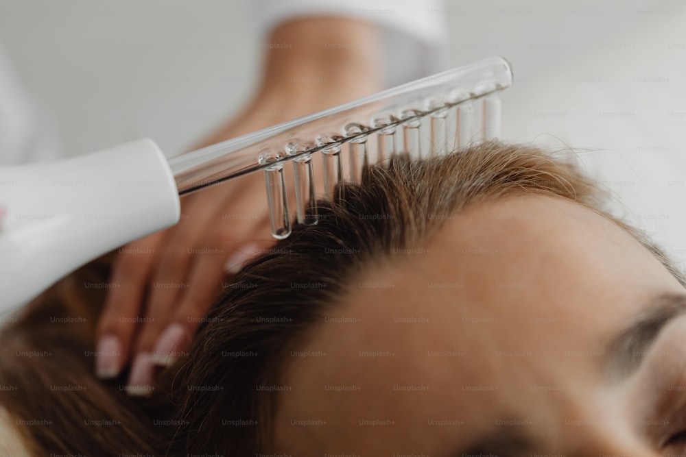 Una donna che si fa spazzolare i capelli da un parrucchiere