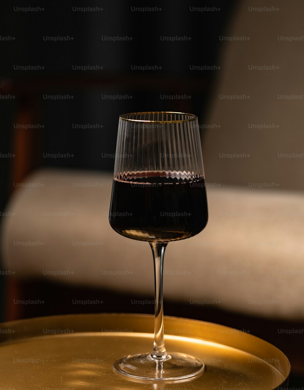 un bicchiere di vino seduto sopra un tavolo