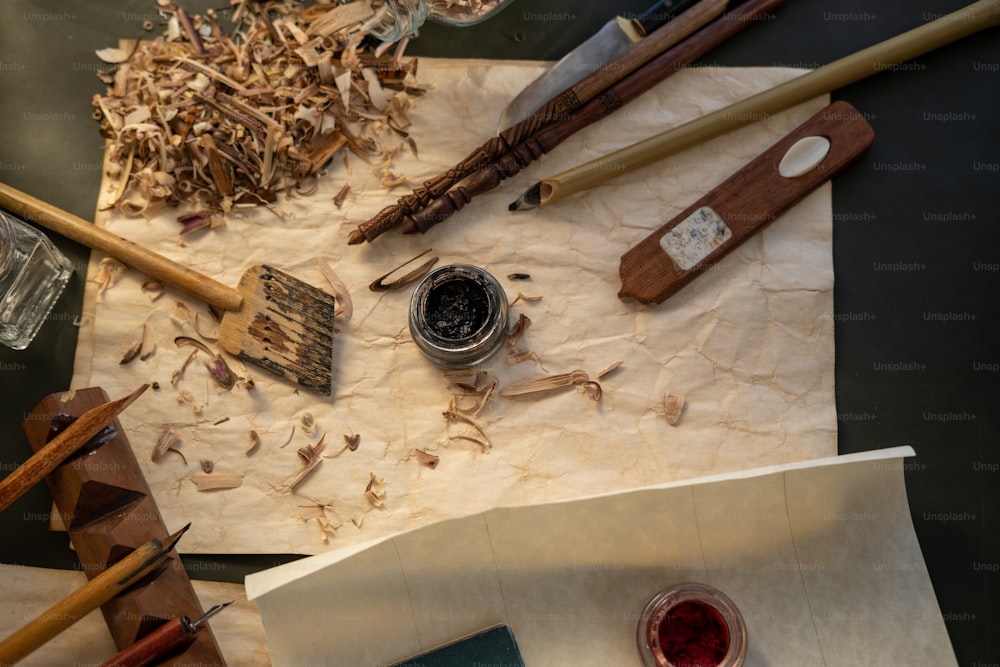 Un montón de herramientas de afeitar de madera en un pedazo de papel