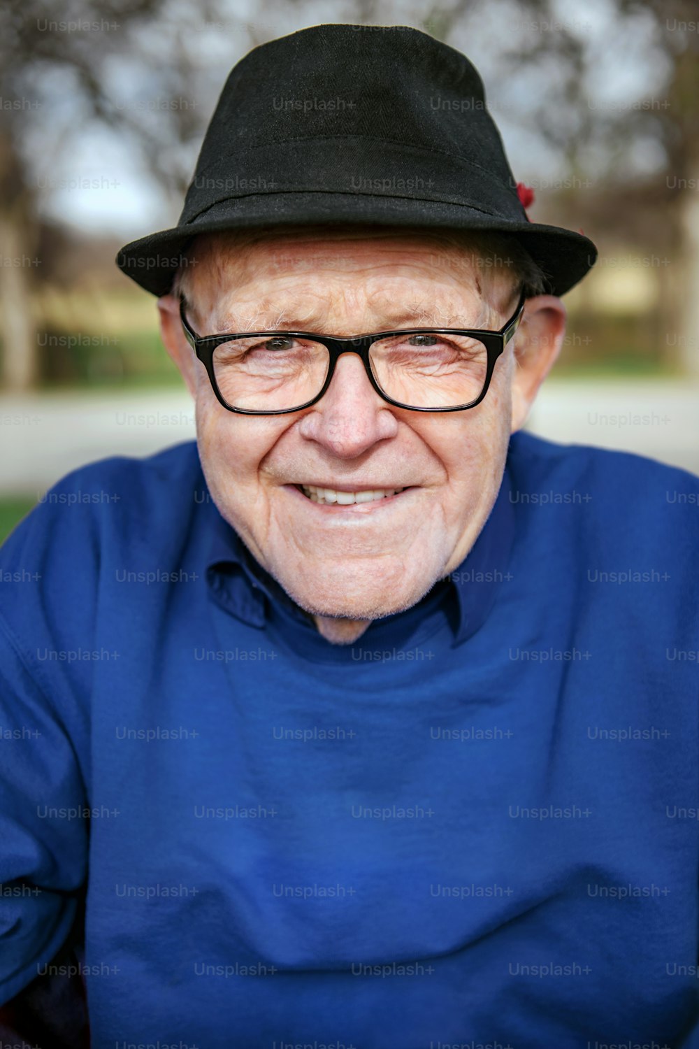 眼鏡と帽子をかぶった年配の男性