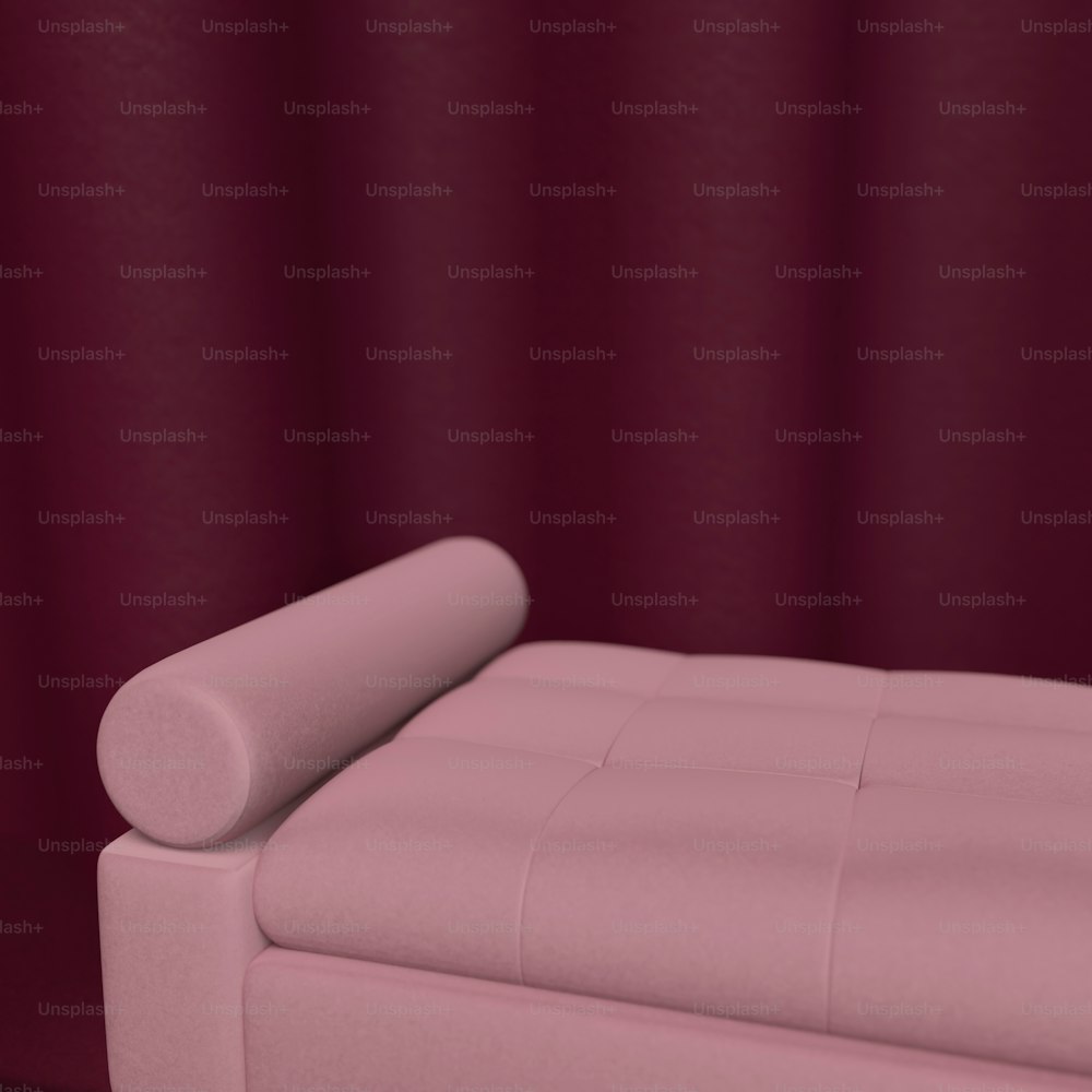 um sofá rosa sentado em frente a uma cortina vermelha