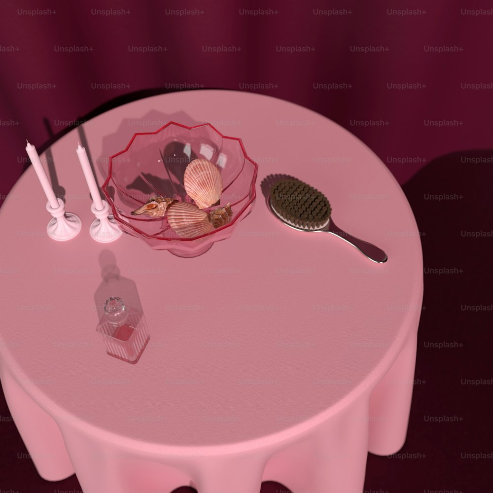 uma mesa rosa com uma tigela de conchas sobre ela