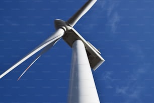 Una turbina eólica blanca contra un cielo azul