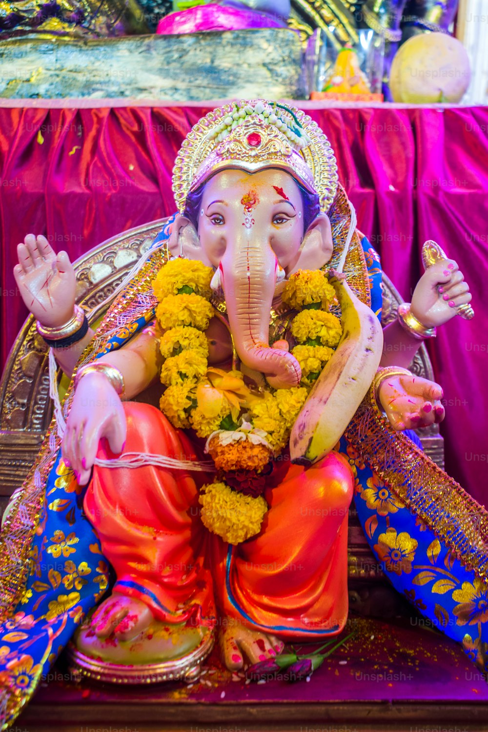 une statue d’éléphant avec une couronne sur la tête