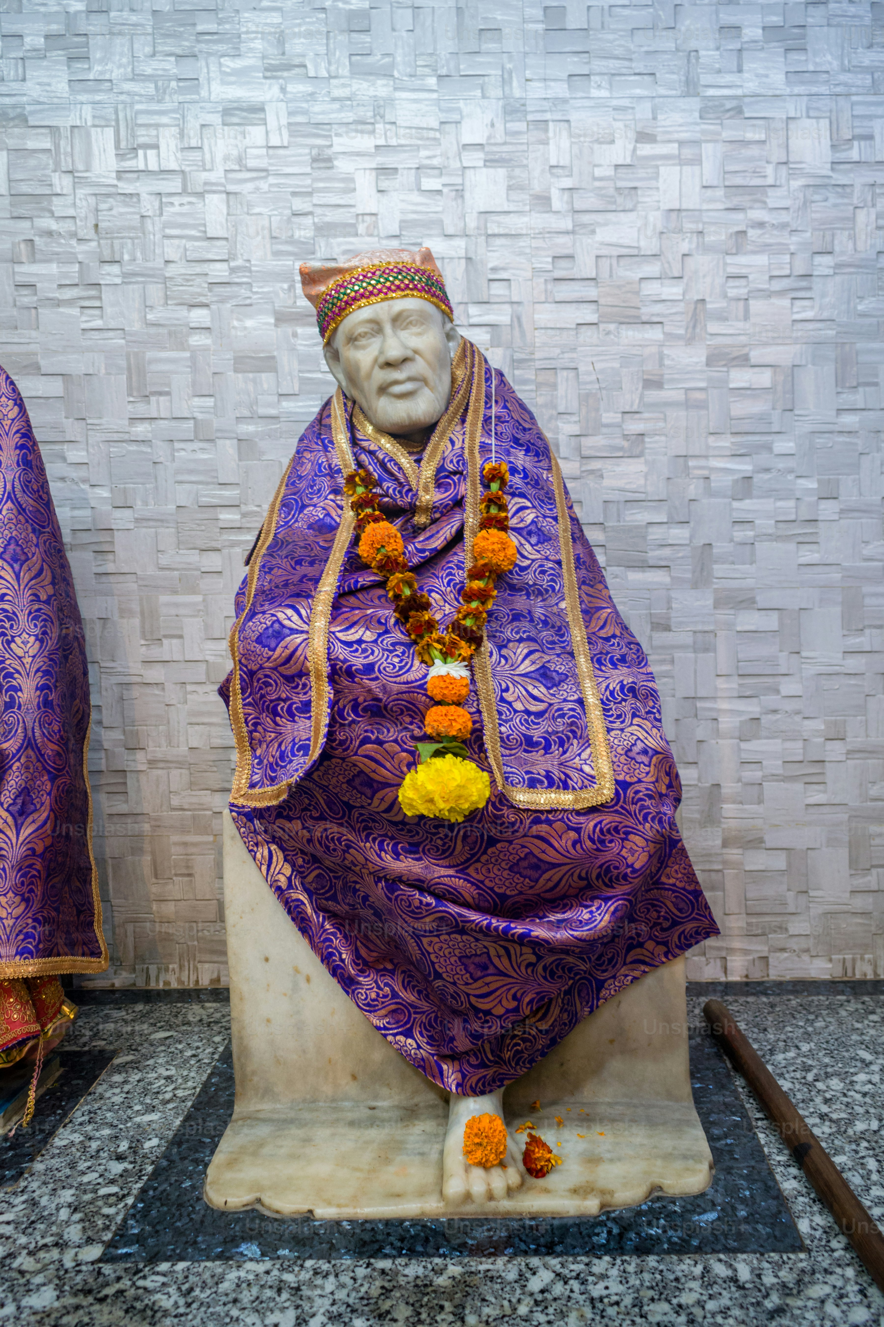uma estátua de um homem vestindo um manto roxo
