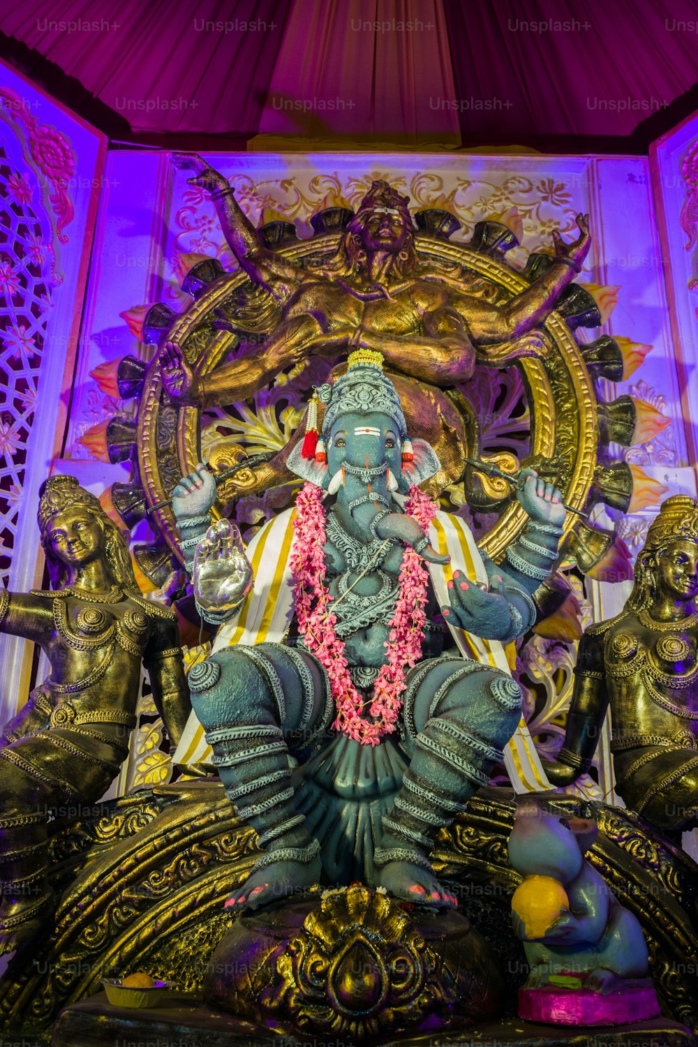 Una estatua del dios Ganesh en un templo
