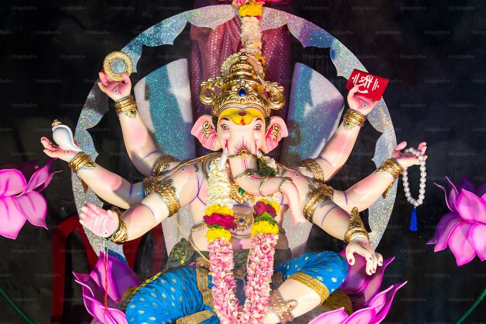 Una estatua de un dios hindú en un templo