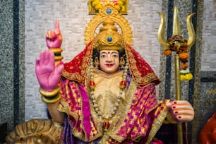 Una estatua de un dios hindú con las manos en el aire
