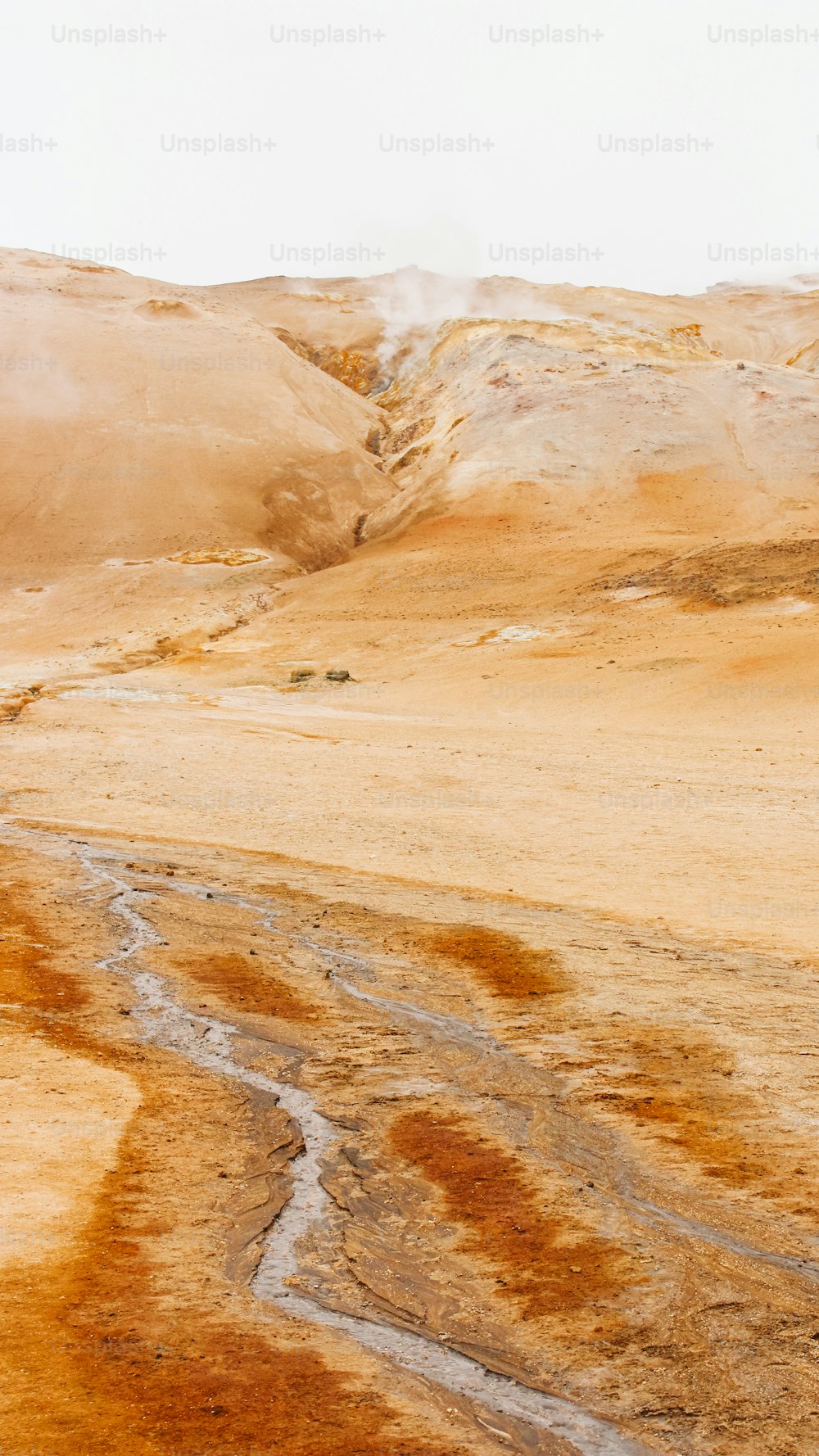 uma estrada de terra no meio de um deserto