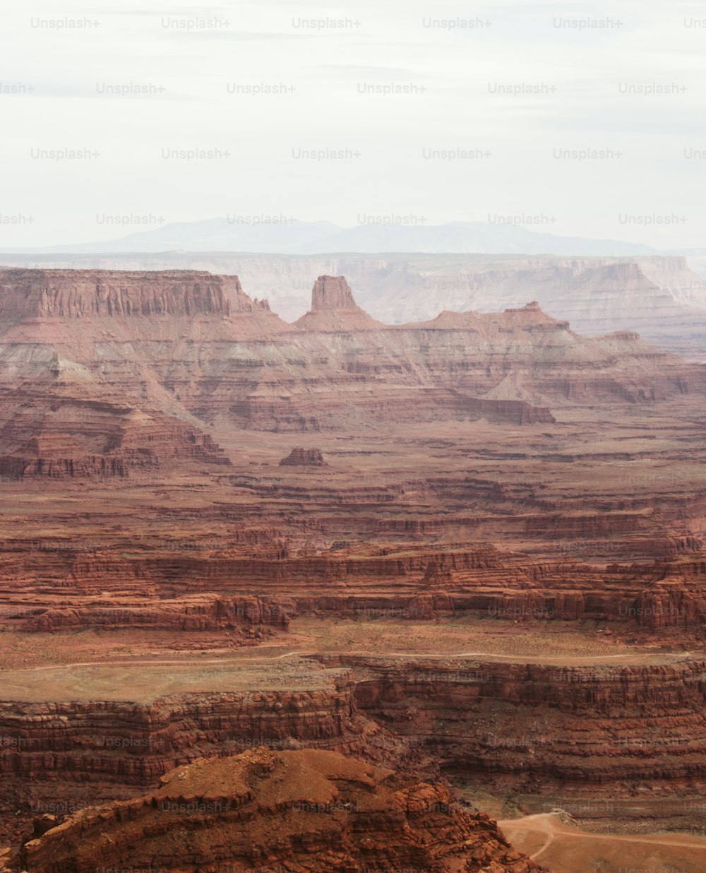 uma vista panorâmica dos grandes cânions no deserto