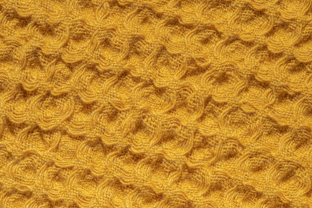 Gros plan d’une couverture tricotée jaune