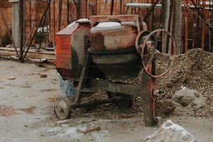 Une vieille machine rouillée assise au milieu d’une cour