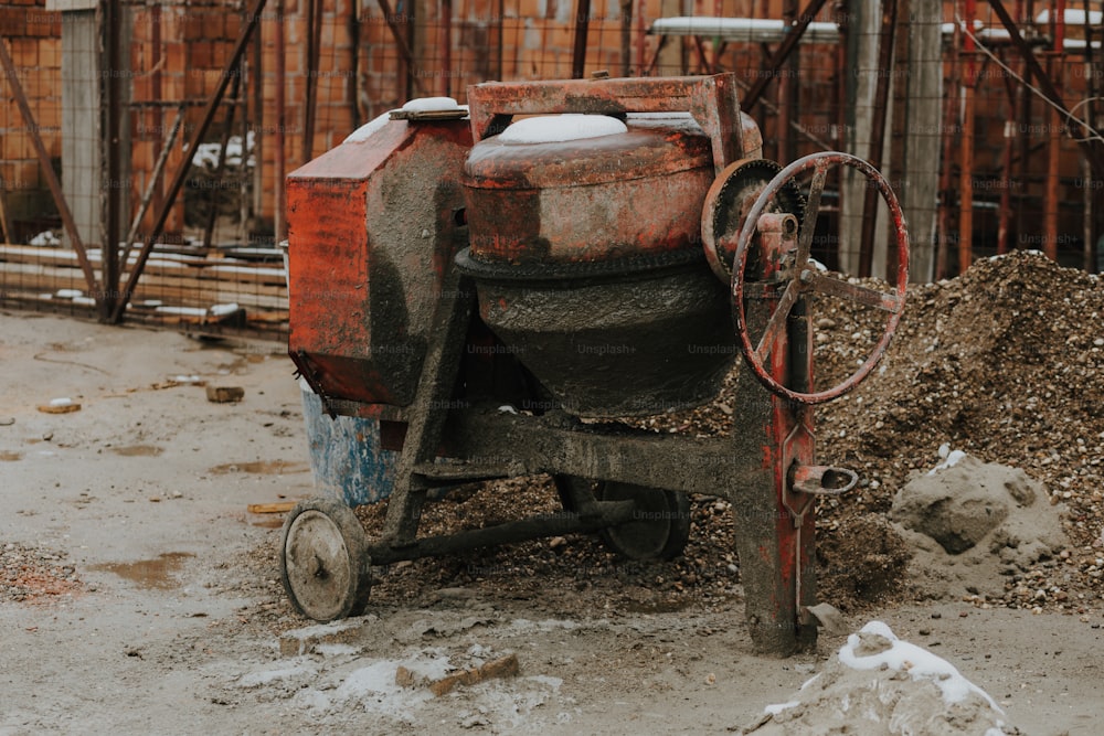 an old rusty machine sitting in the middle of a yard