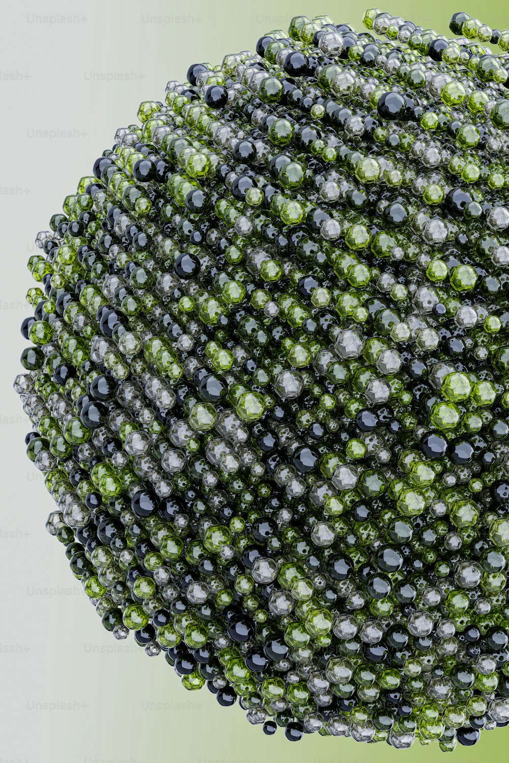 Nahaufnahme eines Perlenballs auf grünem Hintergrund