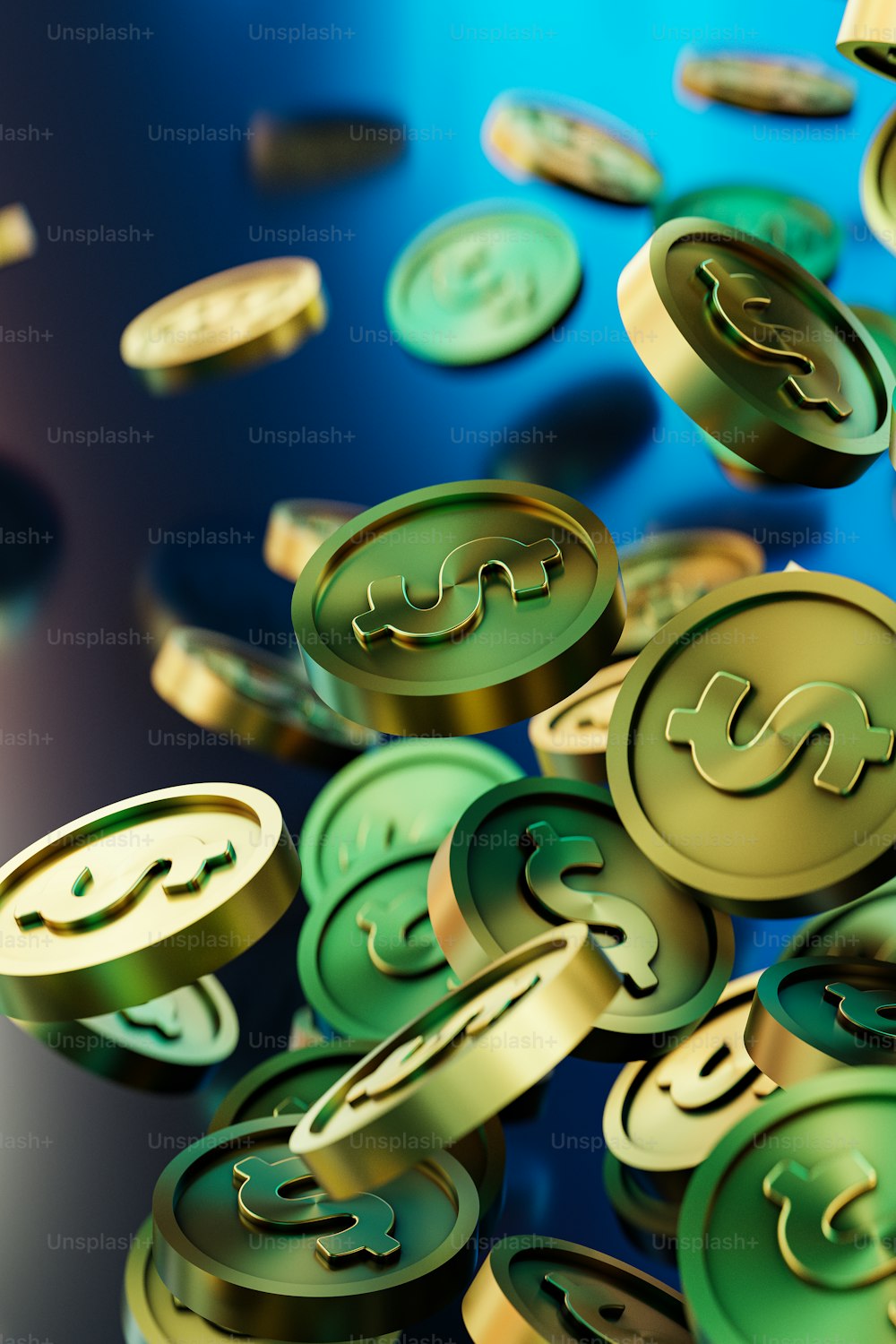 Ein Haufen Gold- und Grüngeldmünzen