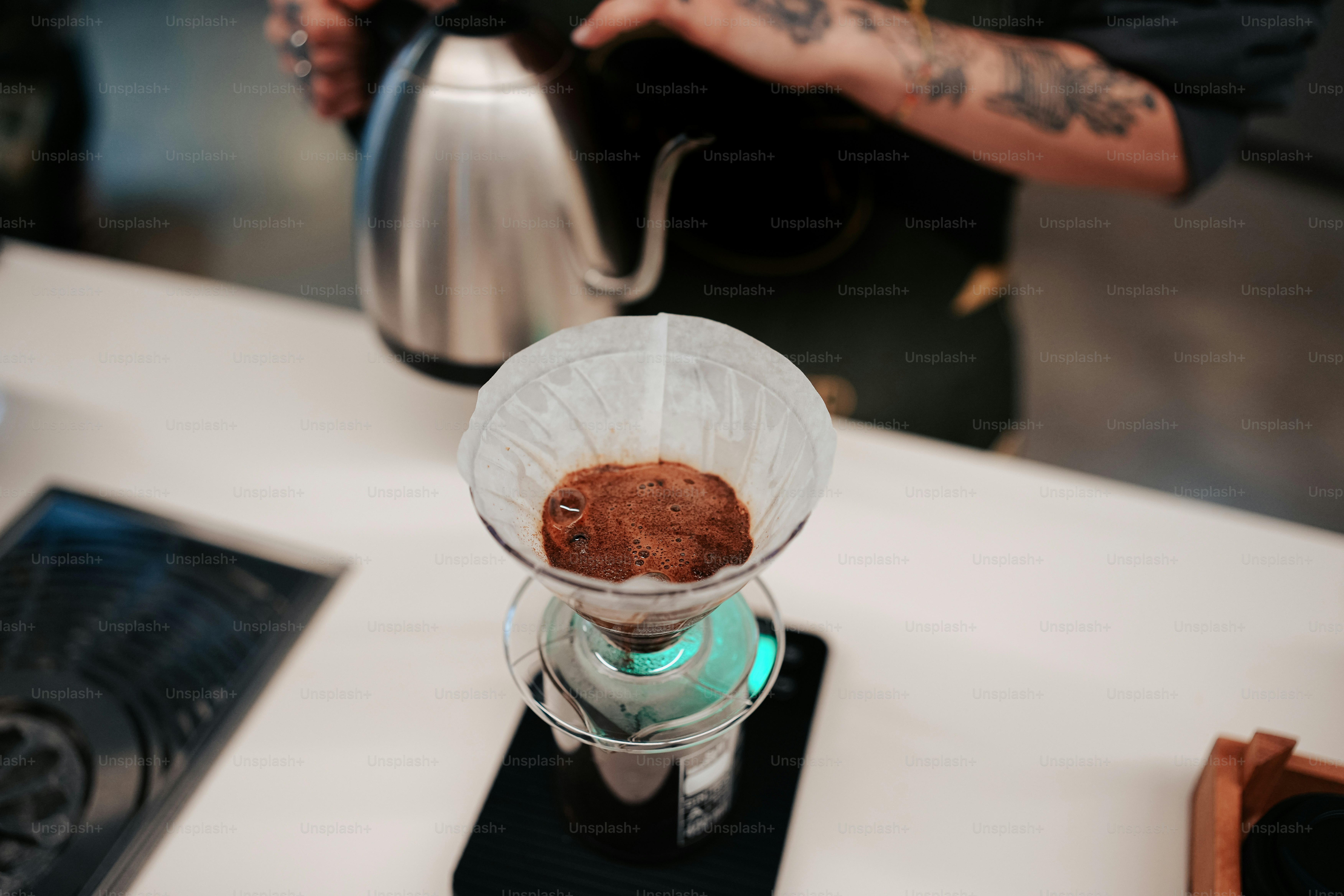 人がグラスにコーヒーを注ぐ