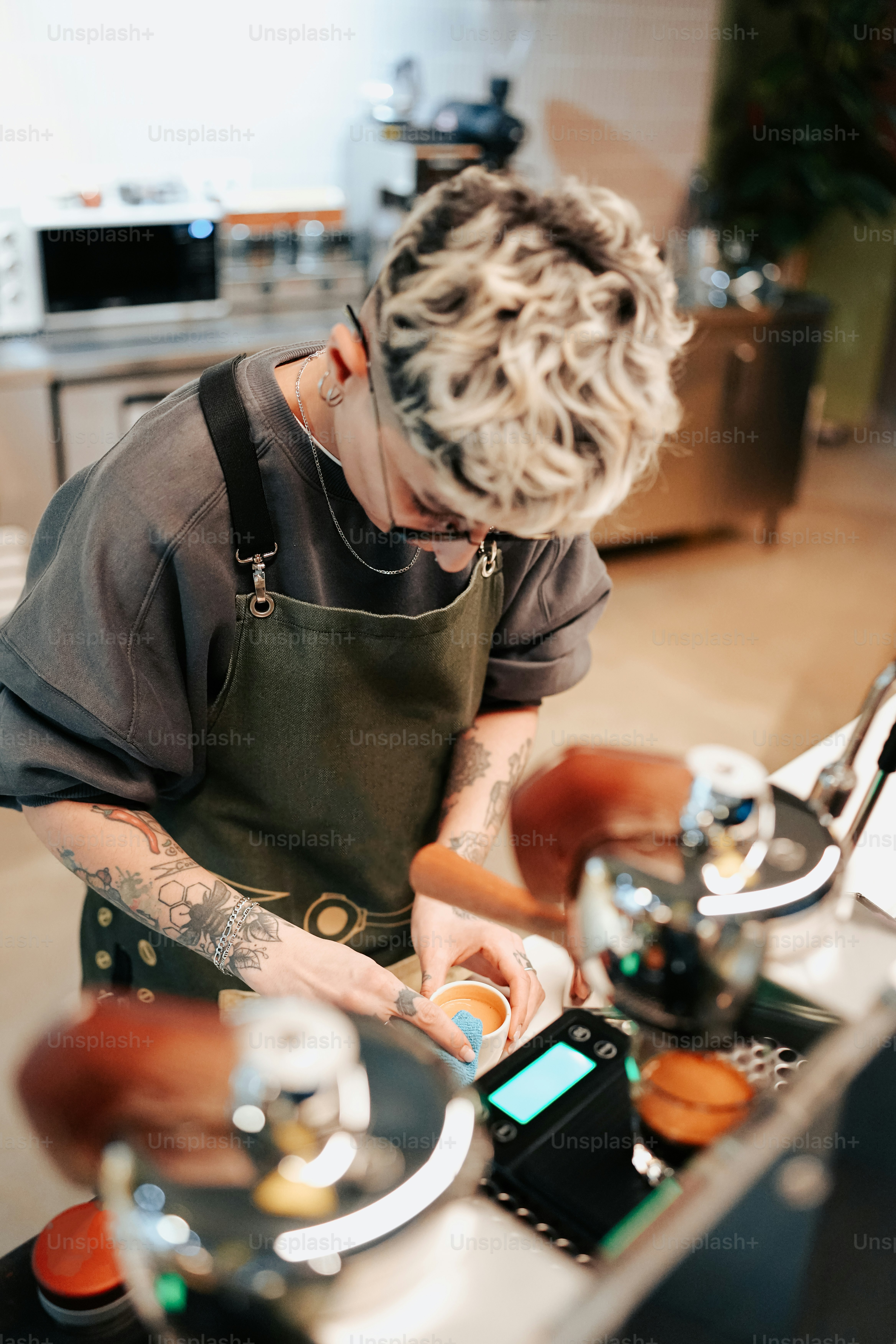 Ein Mann in einer Schürze bereitet Essen in einer Küche zu