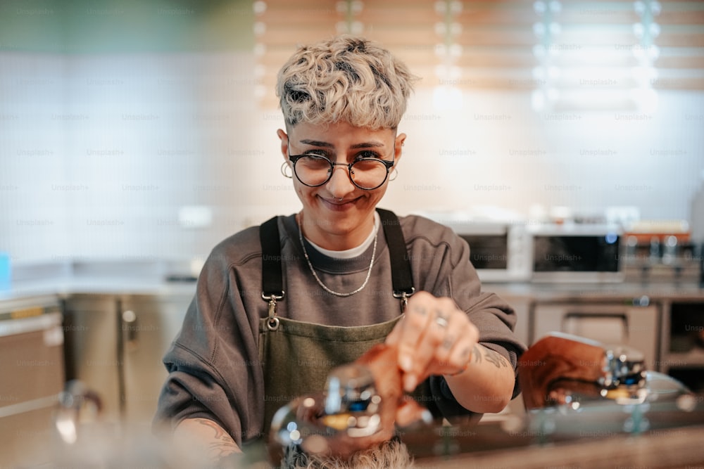 Une femme avec des lunettes fait quelque chose dans une cuisine
