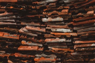 uma pilha de tábuas de madeira empilhadas umas sobre as outras