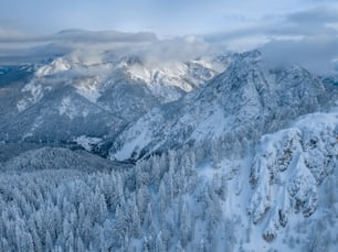 Blick auf eine schneebedeckte Bergkette