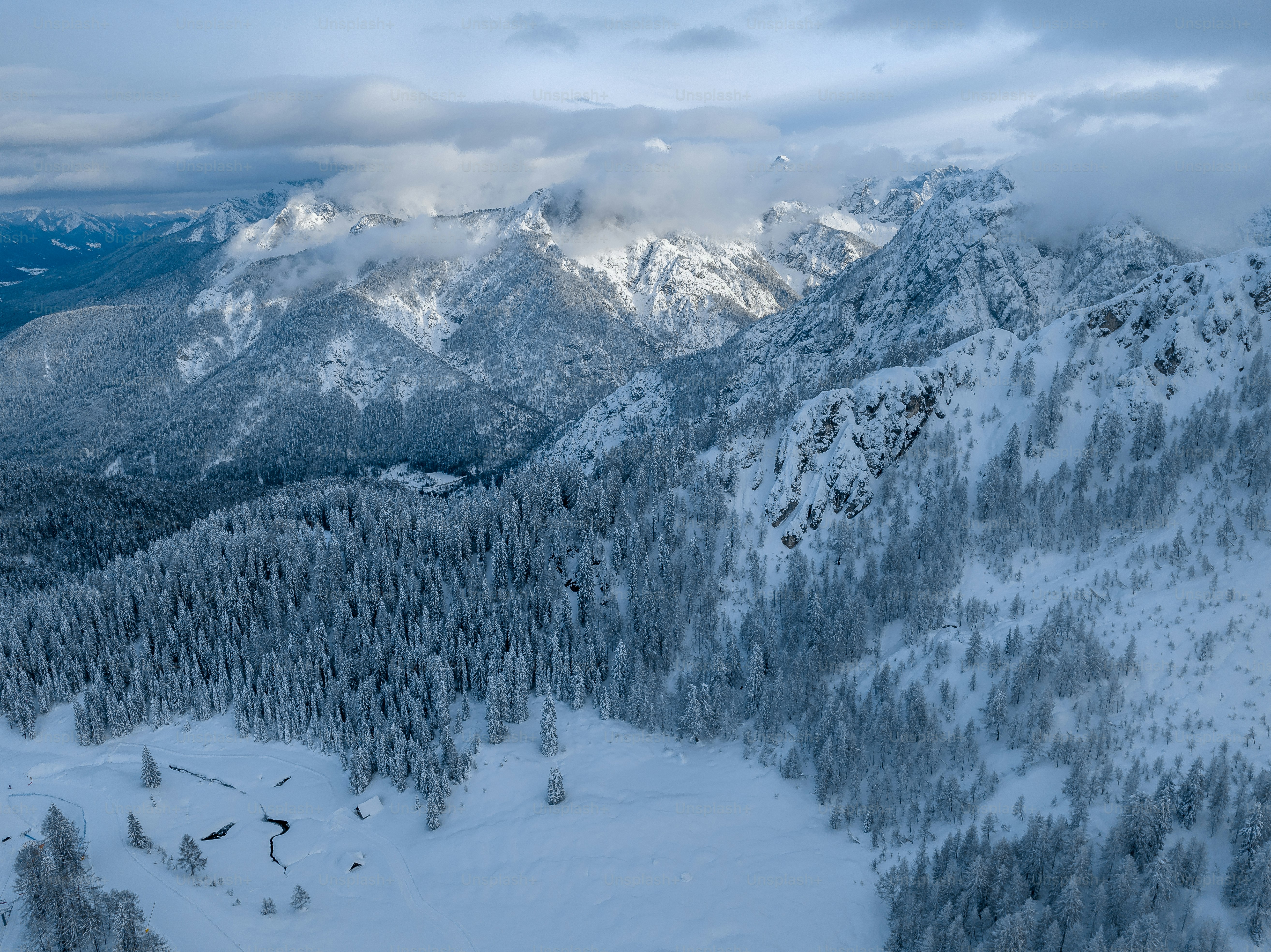A view of a mountain range covered in snow photo – Snow Image on Unsplash