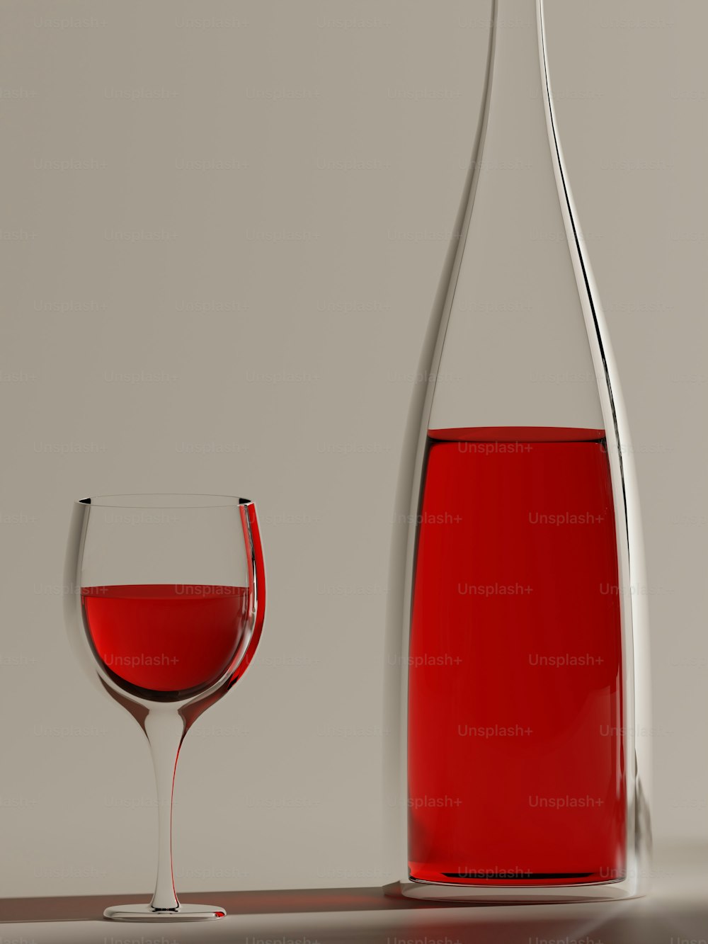 un bicchiere di vino rosso accanto a una bottiglia di vino