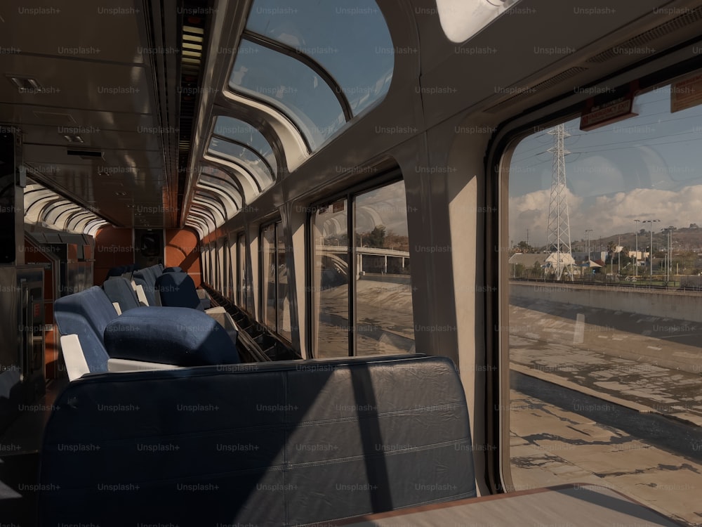 l’intérieur d’un train regardant par la fenêtre