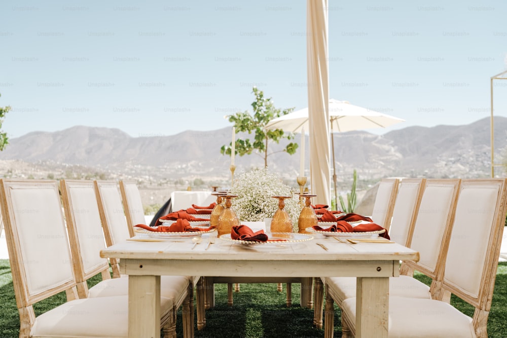 uma mesa montada para uma refeição com vista para as montanhas