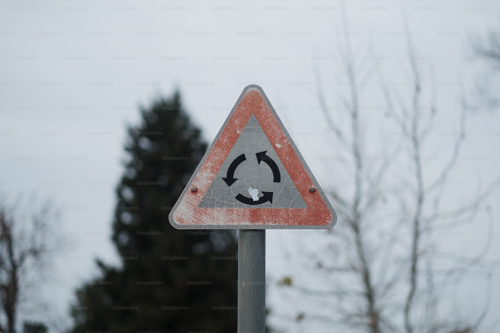 ein Straßenschild mit einem Bild eines lächelnden Gesichts darauf