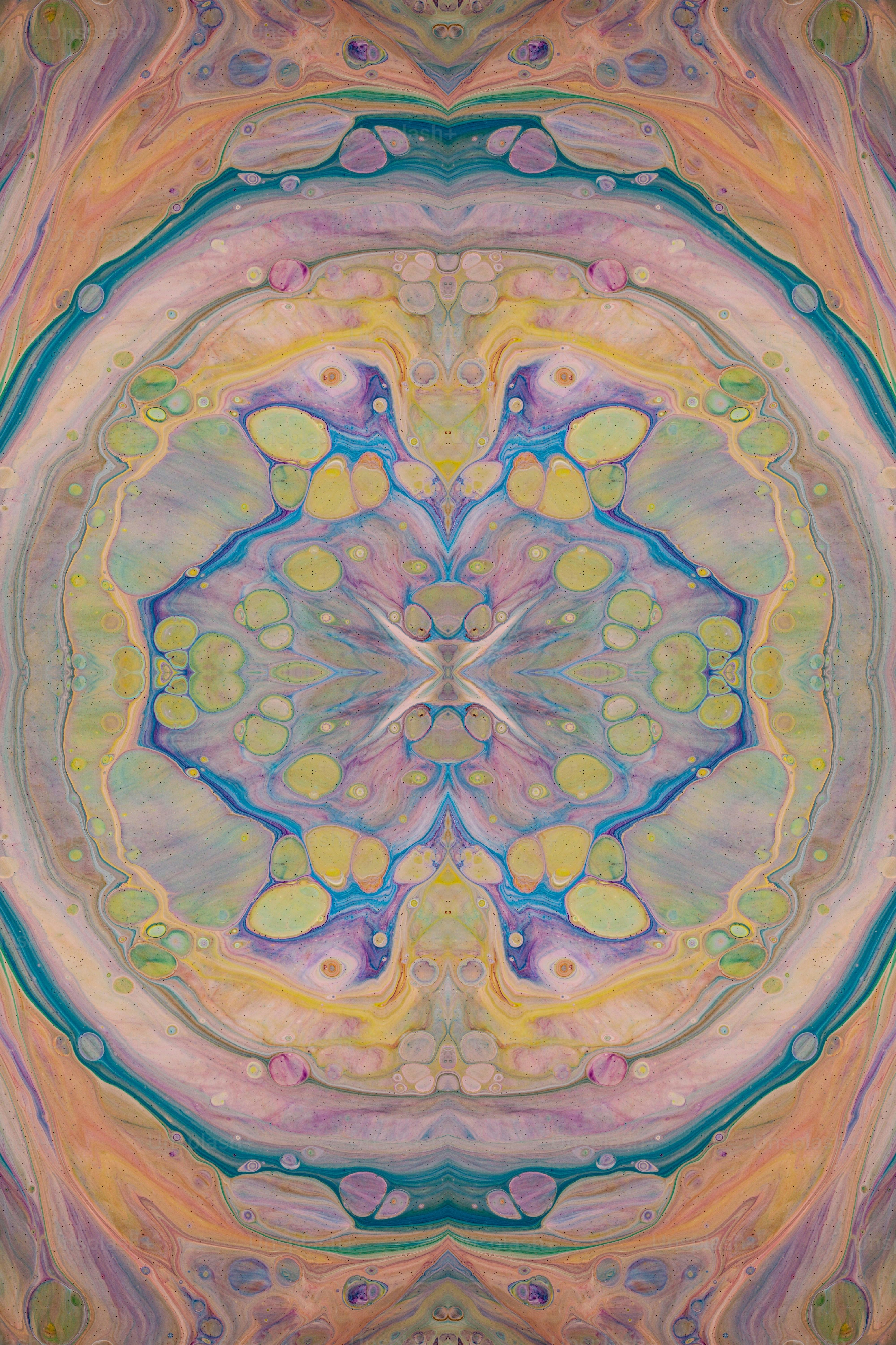 Una pintura abstracta con un diseño circular en colores pastel