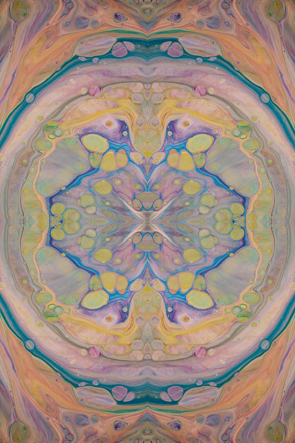 Una pintura abstracta con un diseño circular en colores pastel