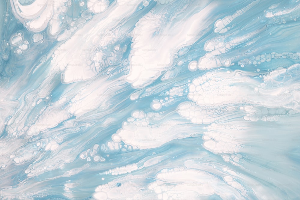 une peinture d’eau bleue et blanche avec des bulles