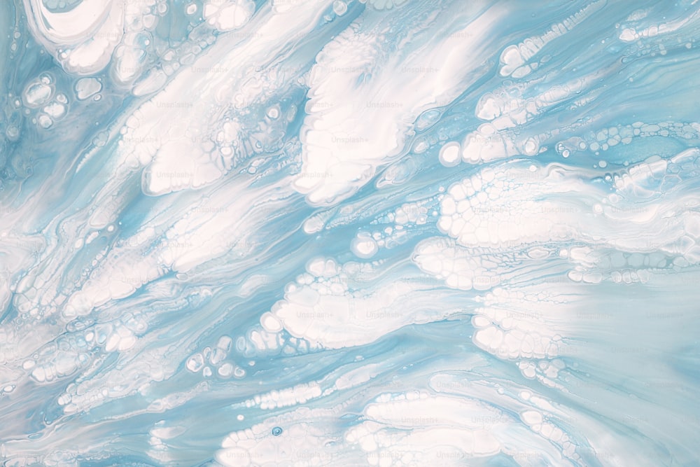 Una pintura de agua azul y blanca con burbujas
