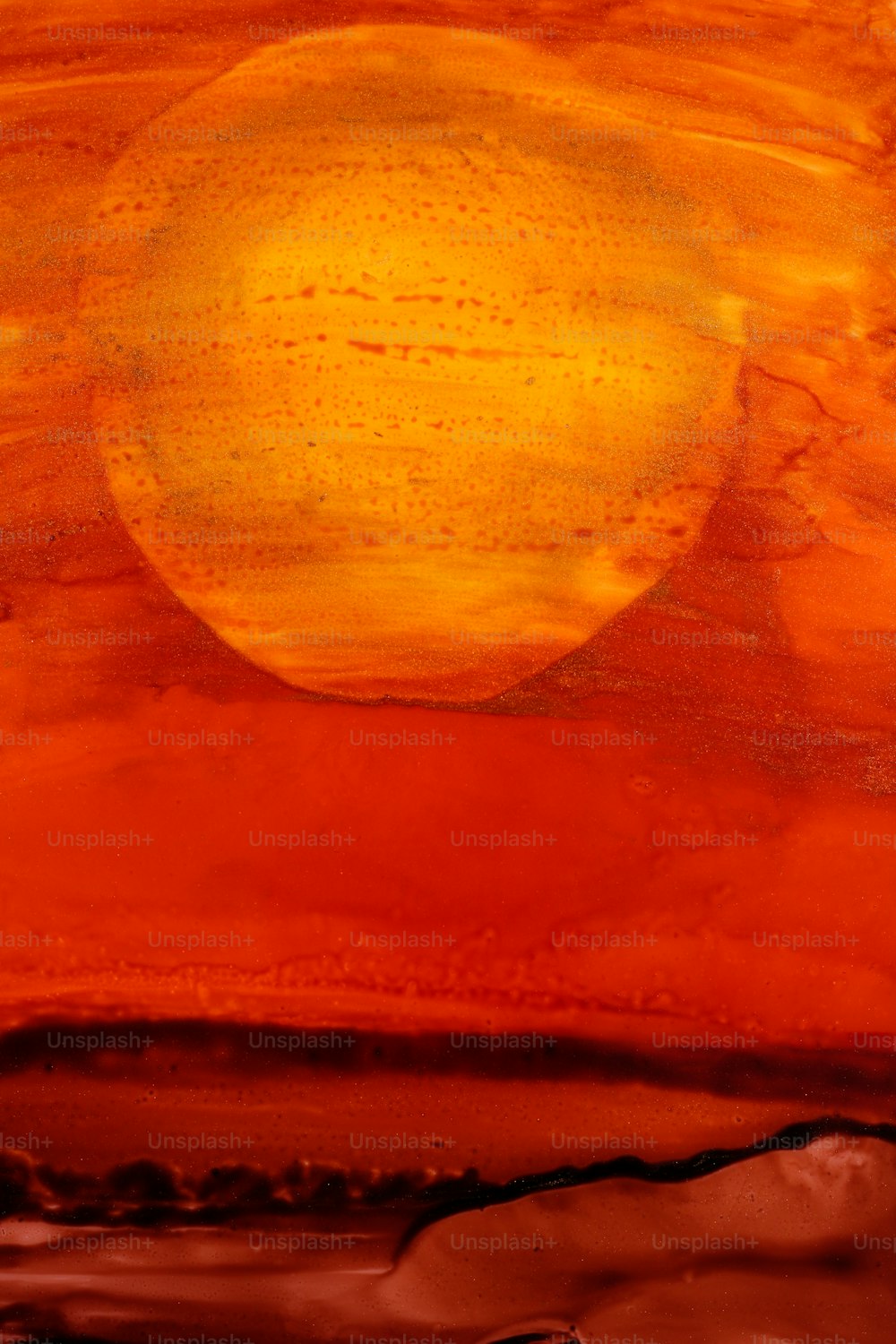 Un dipinto di un sole che tramonta su uno specchio d'acqua