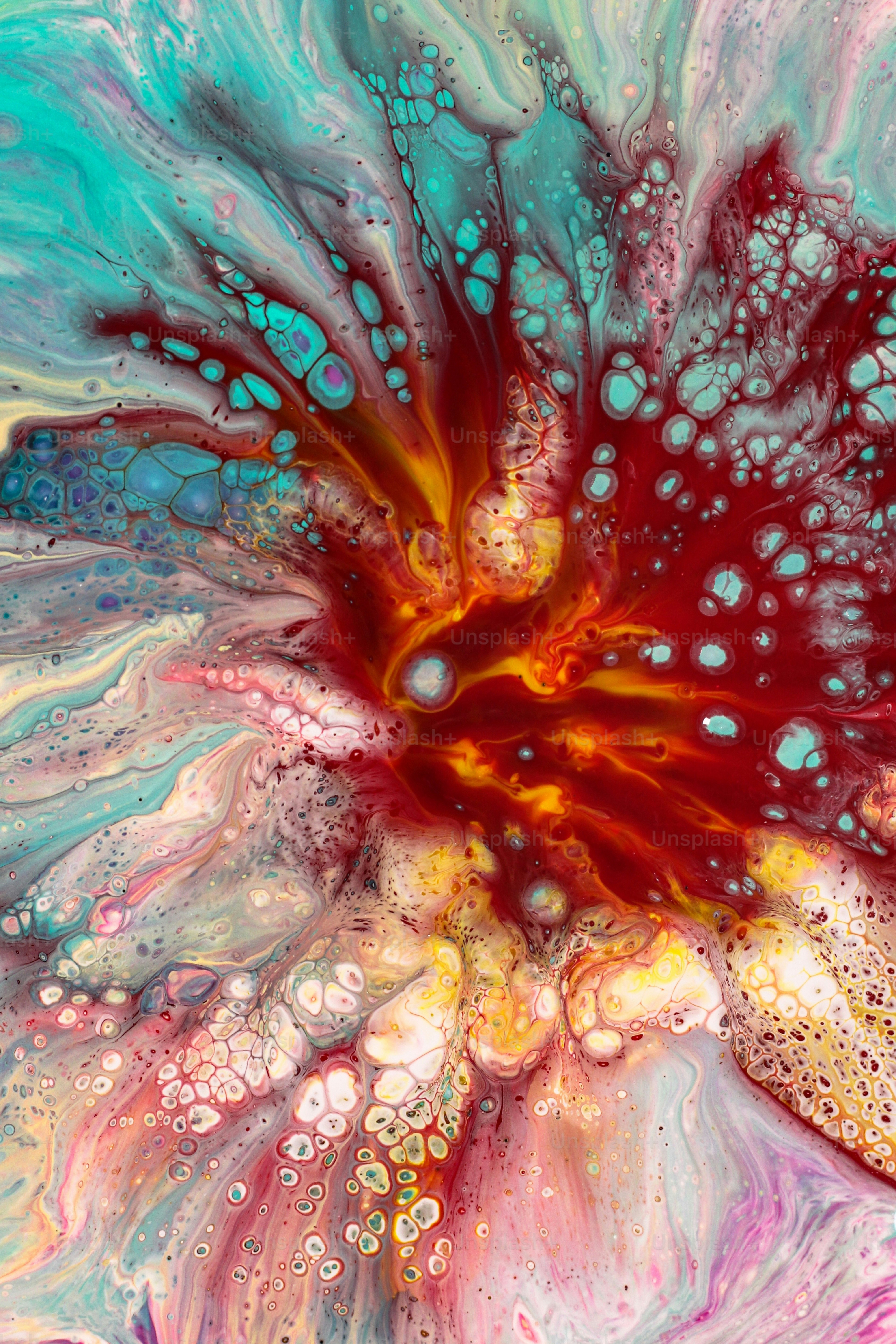 Un primer plano de una flor con gotas de agua