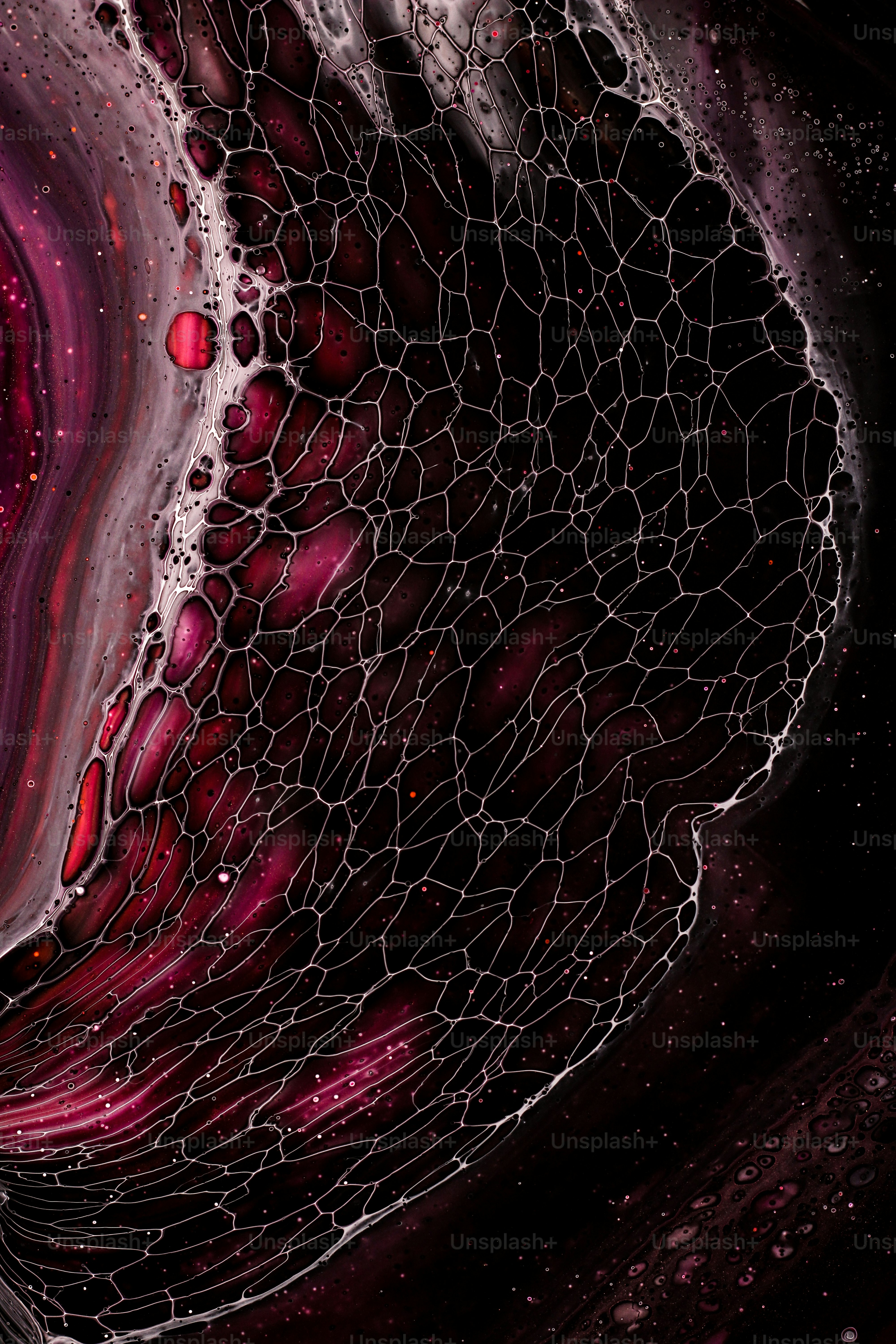 eine Nahaufnahme eines Handys mit Wasser darauf