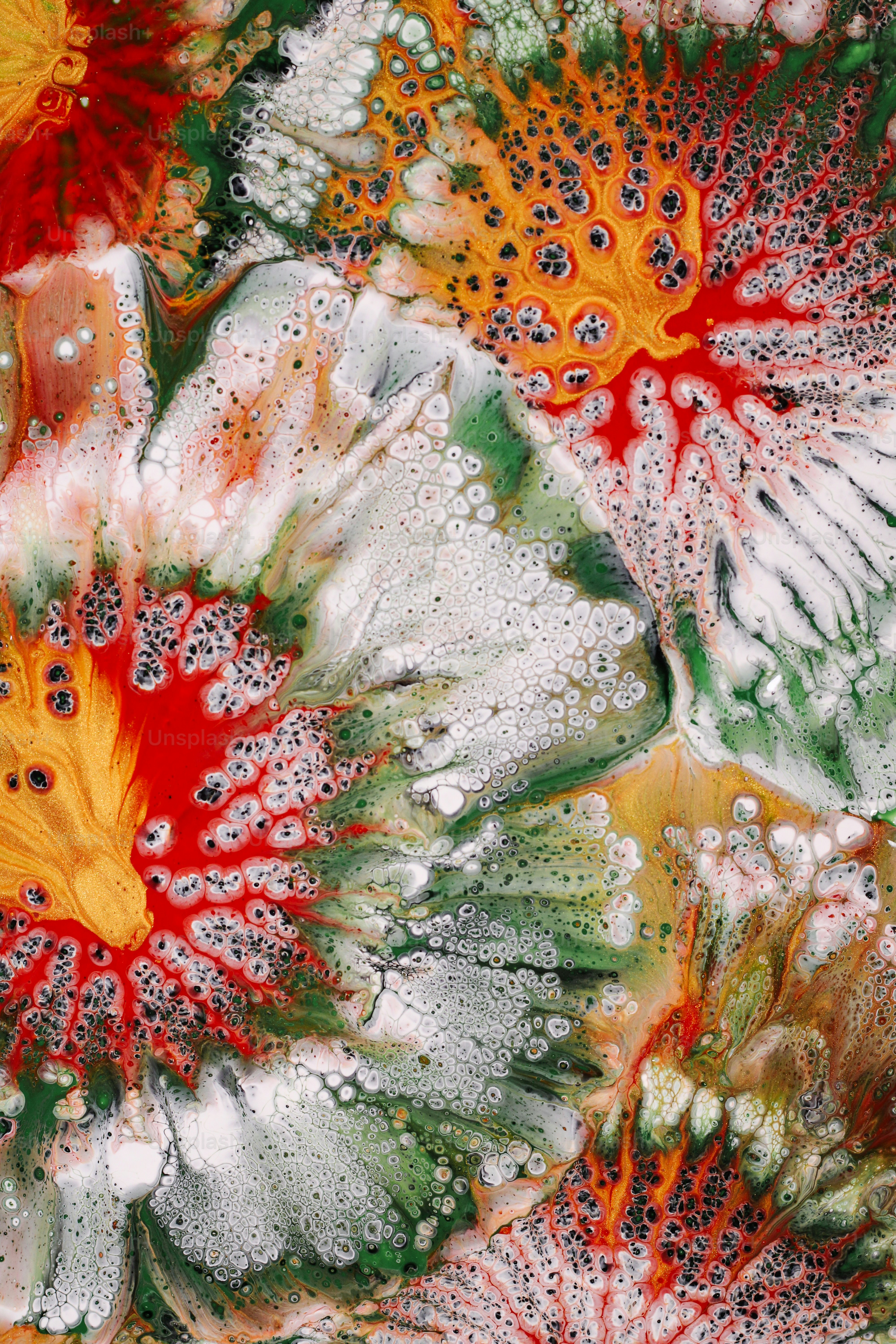 eine Nahaufnahme einer Blume mit Wassertropfen darauf