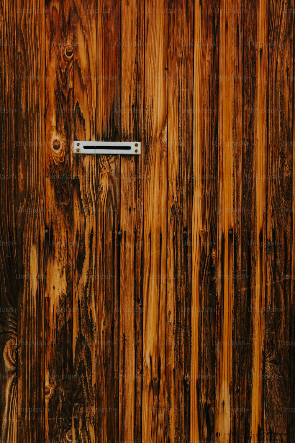 金属製のハンドルが付いた木製のドアのクローズアップ